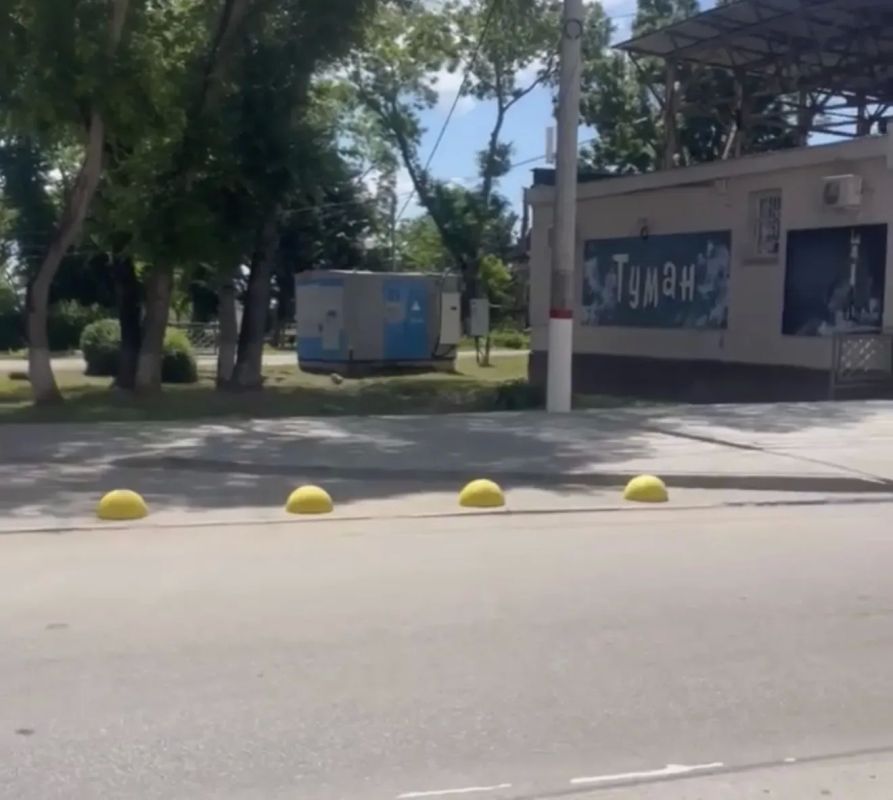 Ограничен проезд транспорта на городскую набережную в районе ул. Свердлова, 6. Специальные бетонные полусферы установлены в начале технологического проезда по поручению и. о. главы администрации Керчи Ивана Кошель