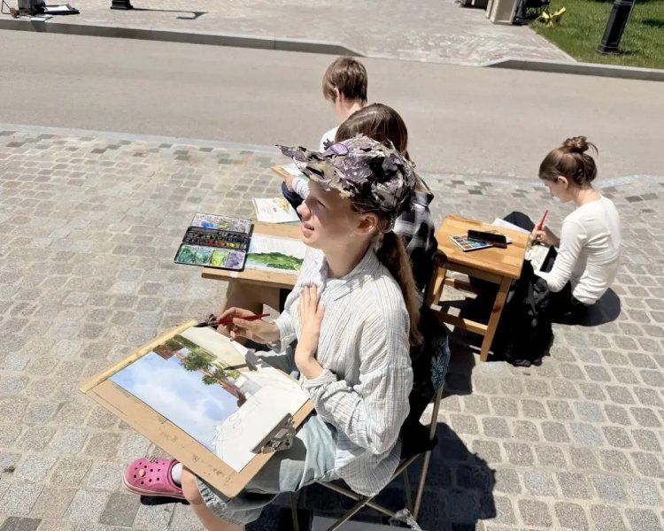 Юные художники Севастополя пишут город на летних пленэрах Юные художники Севастополя пишут город на летних пленэрах