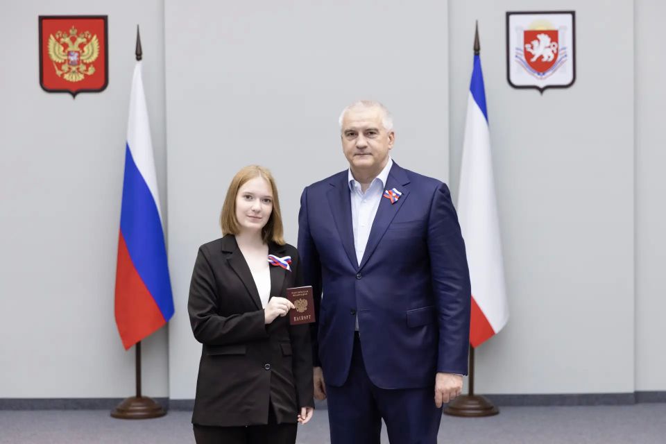 Сергей Аксёнов: В преддверии главного государственного праздника, Дня России, вручил награды тем, кто в это непростое для всех нас время своим ежедневным трудом вносит ценный вклад в развитие и процветание нашей страны и... Сергей Аксёнов: В преддверии главного государственного праздника, Дня России, вручил награды тем, кто в это непростое для всех нас время своим ежедневным трудом вносит ценный вклад в развитие и процветание нашей страны и...