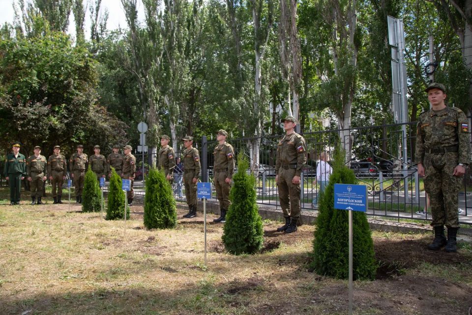 В Крымском филиале Российского государственного университета правосудия высадили аллею памяти погибших в зоне СВО выпускников вуза