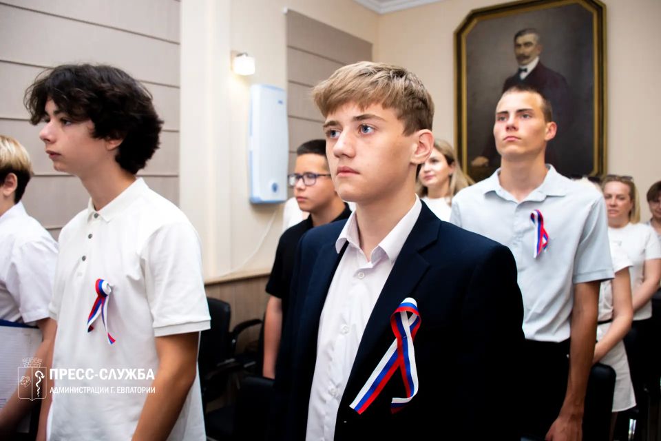 Глава города Галина Герасимова вручила паспорта юным евпаторийцам Глава города Галина Герасимова вручила паспорта юным евпаторийцам