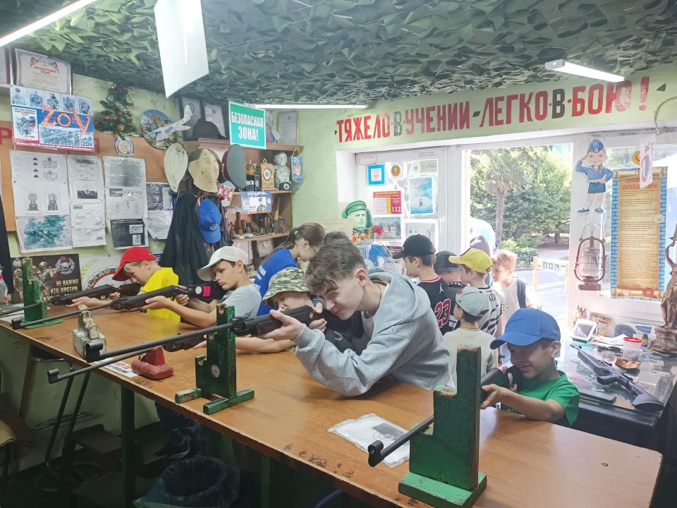 Уроки меткости и истории. Воспитанники спортшколы «Авангард» побывали в историческом тире ДОСААФ в Приморском парке им. Гагарина Уроки меткости и истории. Воспитанники спортшколы «Авангард» побывали в историческом тире ДОСААФ в Приморском парке им. Гагарина
