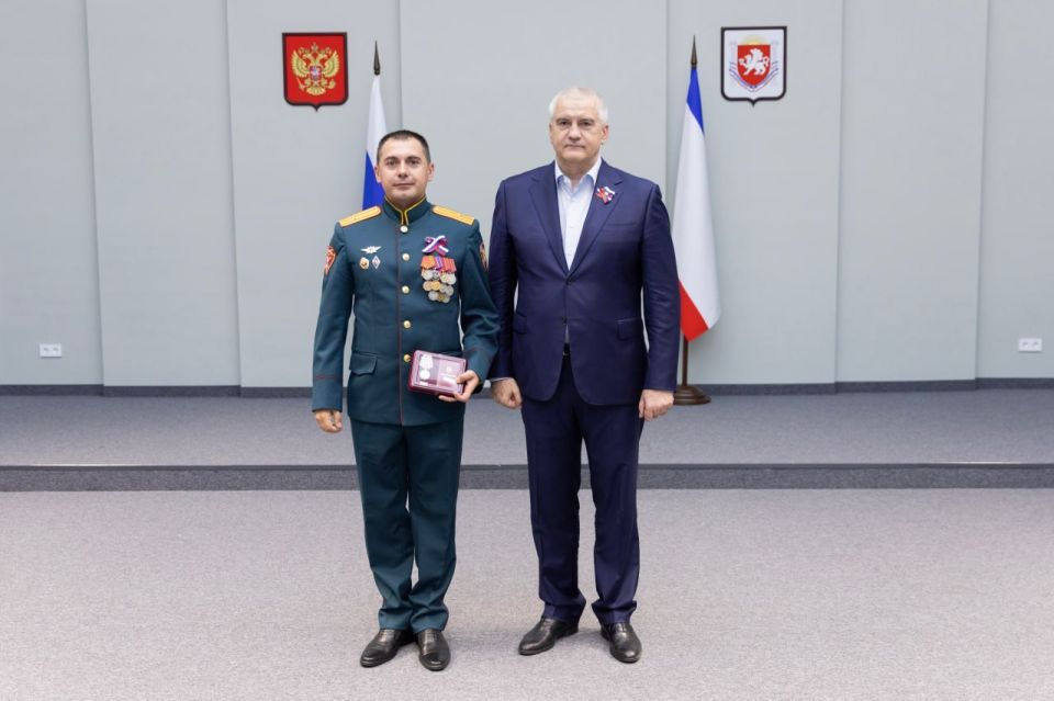 Аксёнов наградил крымчан в преддверии Дня России Аксёнов наградил крымчан в преддверии Дня России