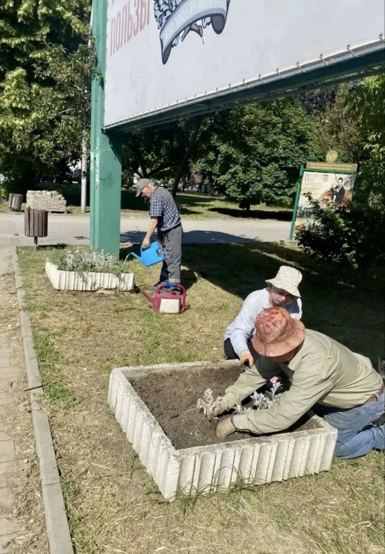 Входные группы парков Шевченко и Гагарина в Симферополе украсили цветами Входные группы парков Шевченко и Гагарина в Симферополе украсили цветами