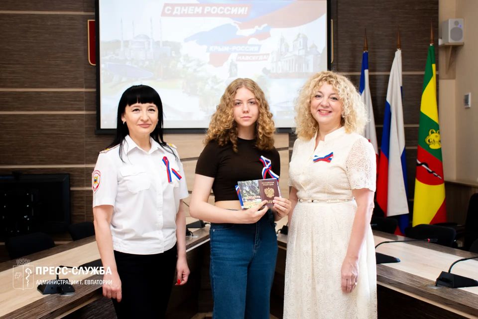 Глава города Галина Герасимова вручила паспорта юным евпаторийцам Глава города Галина Герасимова вручила паспорта юным евпаторийцам