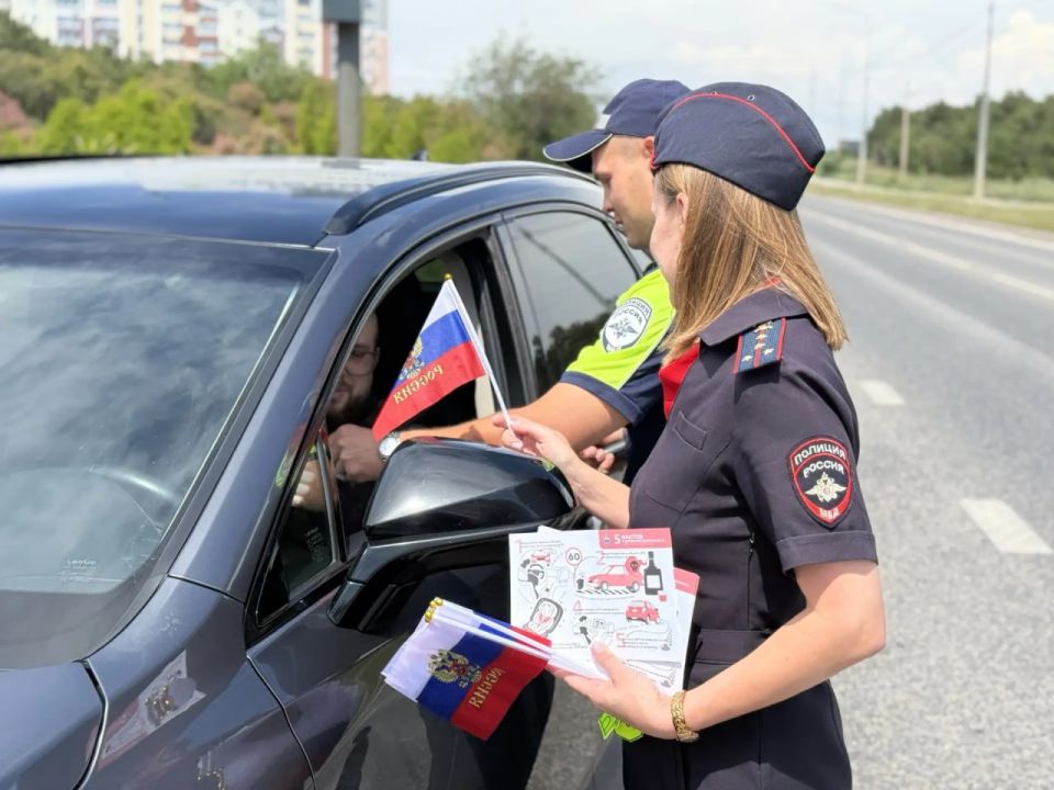 Автоинспекторы организовали патриотическую акцию, приуроченную ко Дню России и 243-й годовщине со дня основания Севастополя Автоинспекторы организовали патриотическую акцию, приуроченную ко Дню России и 243-й годовщине со дня основания Севастополя