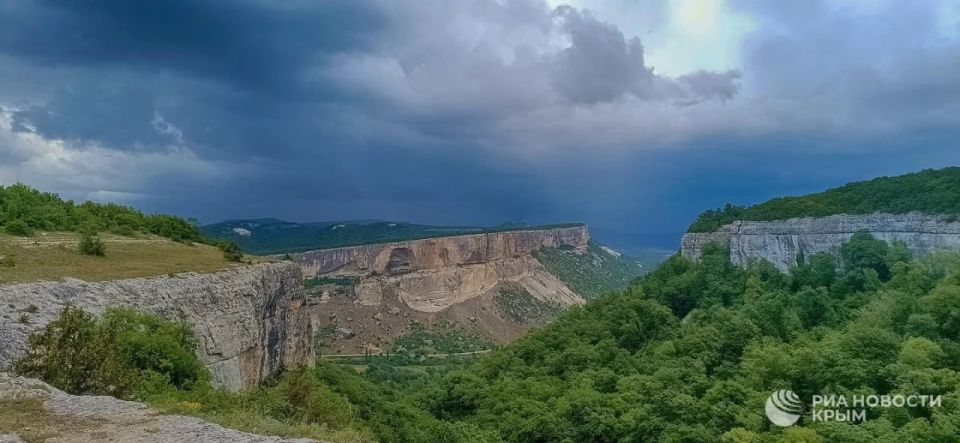 Грозы и ливни и сильный ветер накроют Крым