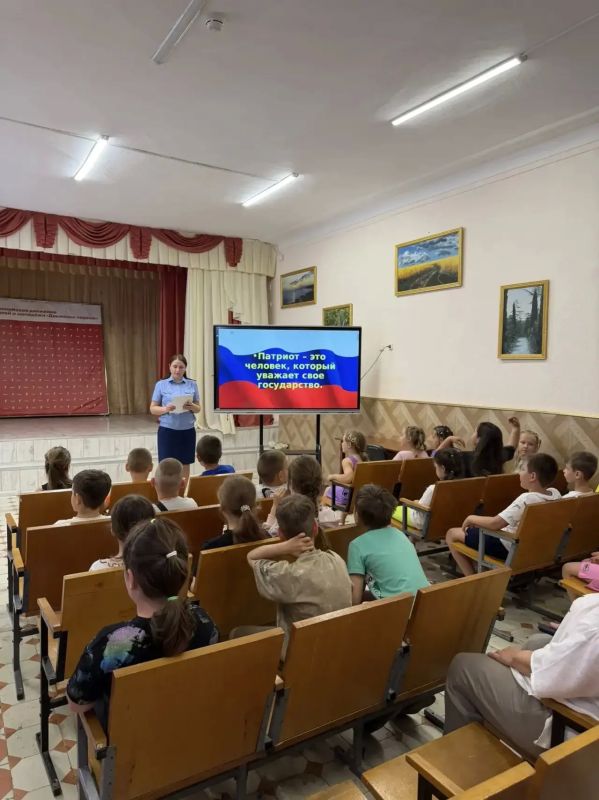 В преддверии Дня России работники Красноперекопской межрайонной прокуратуры провели беседы с детьми в пришкольных лагерях