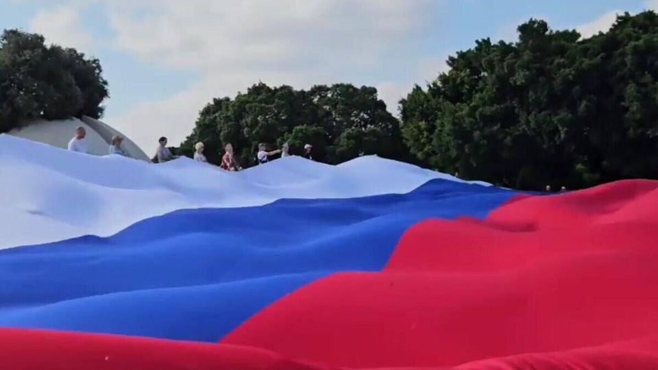 Израильтяне и русские вместе: триколор площадью 600 кв. м подняли в Тель-Авиве