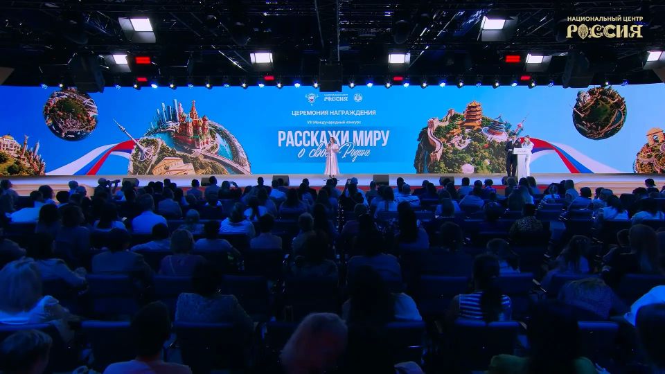 Юные керчане создали уникальные поделки-неваляшки, которые стали символами церемонии награждения победителей конкурса "Расскажи миру о своей Родине"