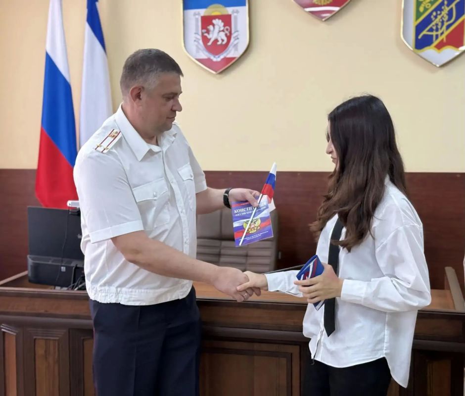 В преддверии Дня России в городе Джанкой состоялось торжественное вручение первых паспортов юным жителям В преддверии Дня России в городе Джанкой состоялось торжественное вручение первых паспортов юным жителям