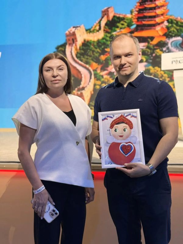 Юные керчане создали уникальные поделки-неваляшки, которые стали символами церемонии награждения победителей конкурса "Расскажи миру о своей Родине" Юные керчане создали уникальные поделки-неваляшки, которые стали символами церемонии награждения победителей конкурса "Расскажи миру о своей Родине"