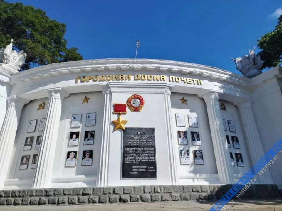 В Севастополе торжественно открыли обновленную Доску почета В Севастополе торжественно открыли обновленную Доску почета