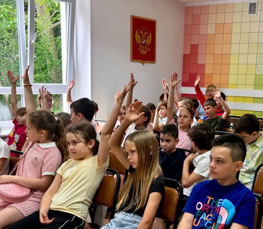 Сотрудники полиции г. Ялты напомнили ребятам о безопасности во время летних каникул Сотрудники полиции г. Ялты напомнили ребятам о безопасности во время летних каникул