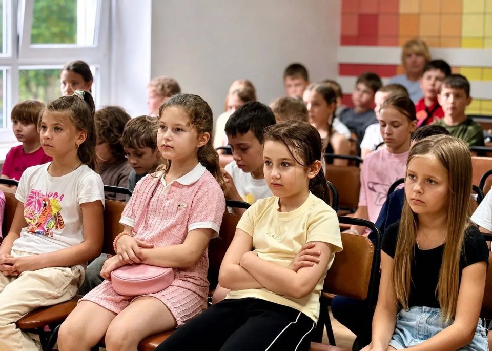 Сотрудники полиции г. Ялты напомнили ребятам о безопасности во время летних каникул Сотрудники полиции г. Ялты напомнили ребятам о безопасности во время летних каникул