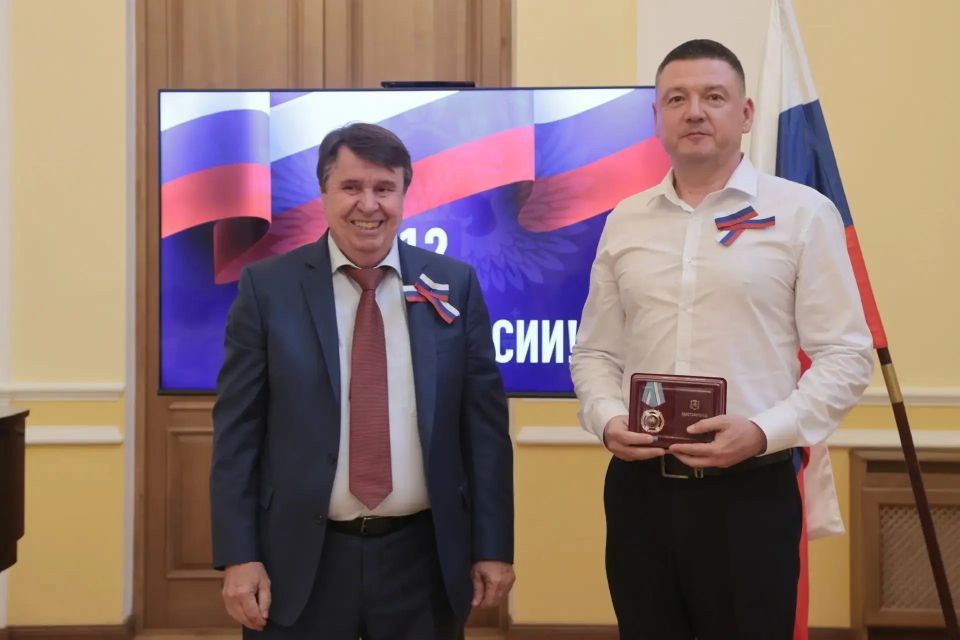 В торжественной обстановке, посвященной Дню России, состоялось вручение знаковых наград