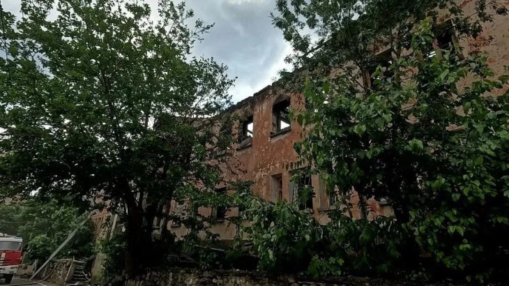 В Ялте устанавливают причины ночного пожара в аварийном многоквартирном доме на улице Сосновой