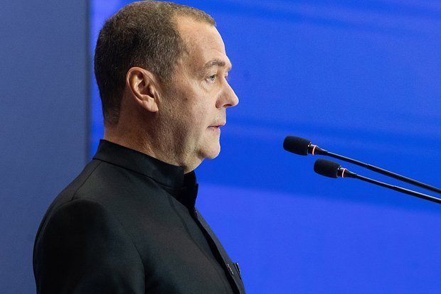 Зампред СБ Медведев в ответ на решение суда в Гааге о водах у Крыма призвал громить ВСУ