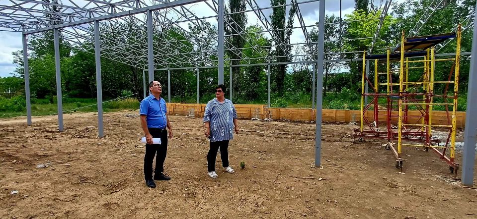 В Завет-Ленинском парке продолжается установка новой теплицы В Завет-Ленинском парке продолжается установка новой теплицы