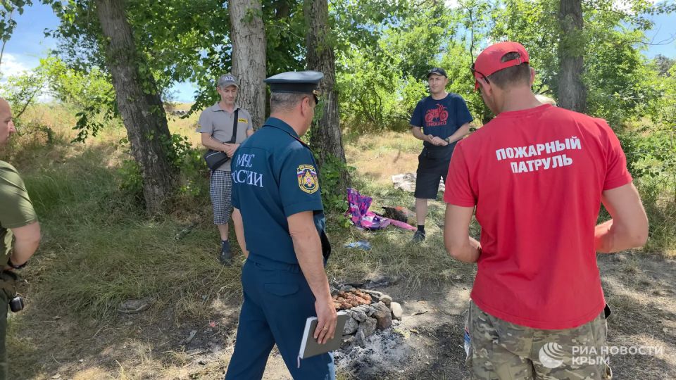 На берегах Симферопольского водохранилища МЧС провело противопожарный рейд На берегах Симферопольского водохранилища МЧС провело противопожарный рейд