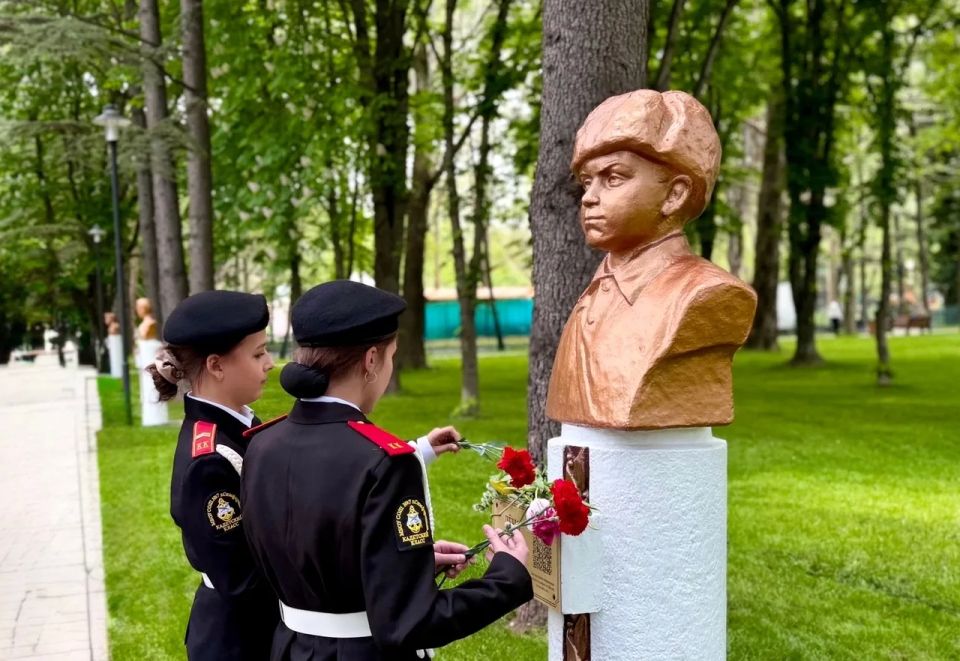 Сегодня, 17 июня, ровно 100 лет со дня рождения Лёни Голикова — юного разведчика, чей бюст украшает Аллею пионеров-героев в нашем Детском парке