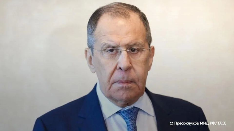 Сергей Лавров в ответ на заявление министра обороны Украины Федорова о том, что "Крым станет островом скоро" поинтересовался, каким образом Киев планирует это сделать и посоветовал ему освоиться в должности