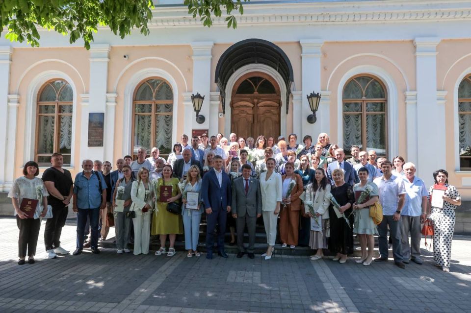 В Симферополе наградили лучших специалистов в сфере здравоохранения Республики Крым В Симферополе наградили лучших специалистов в сфере здравоохранения Республики Крым