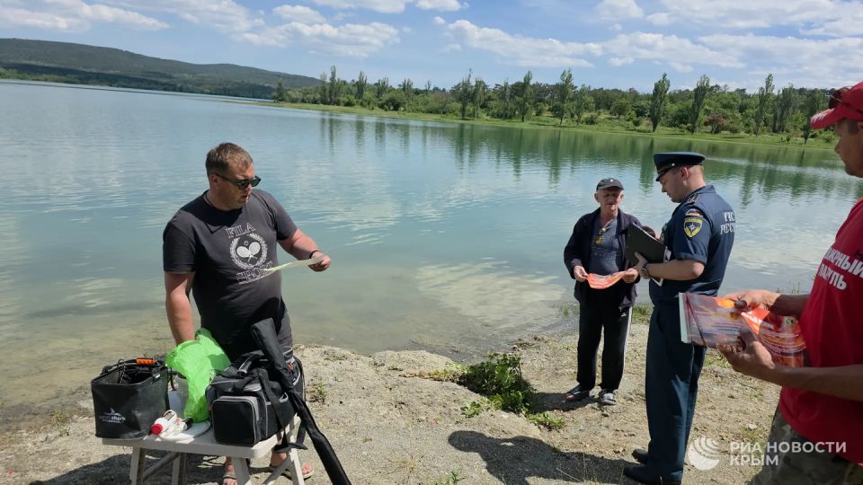 На берегах Симферопольского водохранилища МЧС провело противопожарный рейд На берегах Симферопольского водохранилища МЧС провело противопожарный рейд