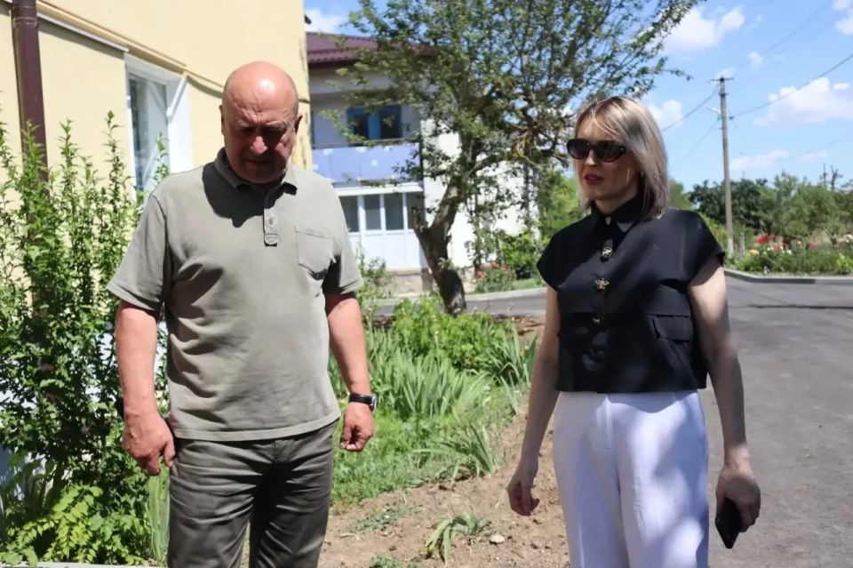 Глава администрации Джанкойского района Инна Федоренко совместно с заместителем Председателя Совета министров Республики Крым Михаилом Назаровым посетила сёла района Глава администрации Джанкойского района Инна Федоренко совместно с заместителем Председателя Совета министров Республики Крым Михаилом Назаровым посетила сёла района