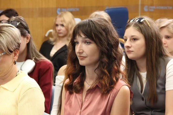 "Как цифры помогают управлять страной?": В пресс-центре РИА Новости Крым детей познакомили со "статистикой" "Как цифры помогают управлять страной?": В пресс-центре РИА Новости Крым детей познакомили со "статистикой"