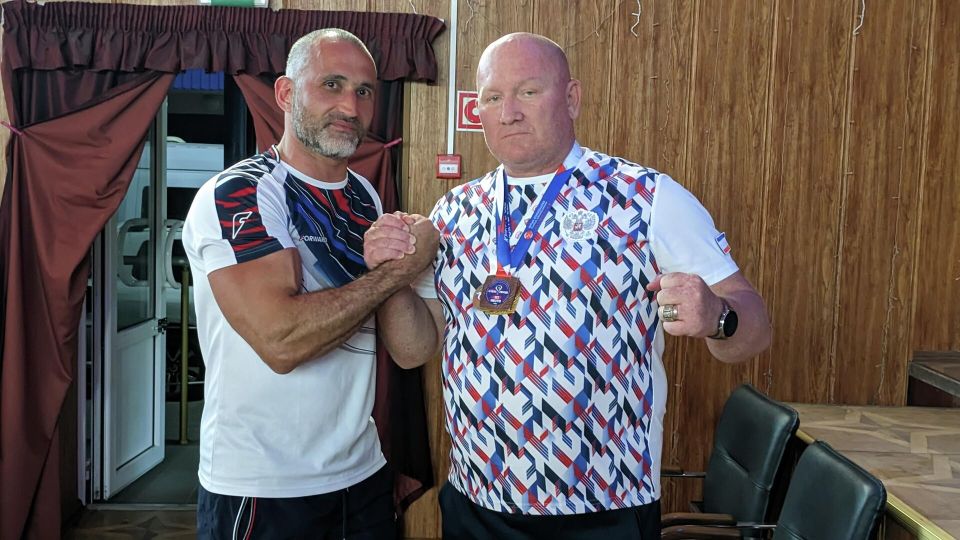 Сила рук и духа: в Крыму бойцы СВО занимаются армспортом с чемпионом России