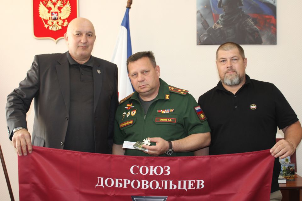 Александр Саенко награжден нагрудным знаком «Доброволец Донбасса» Александр Саенко награжден нагрудным знаком «Доброволец Донбасса»