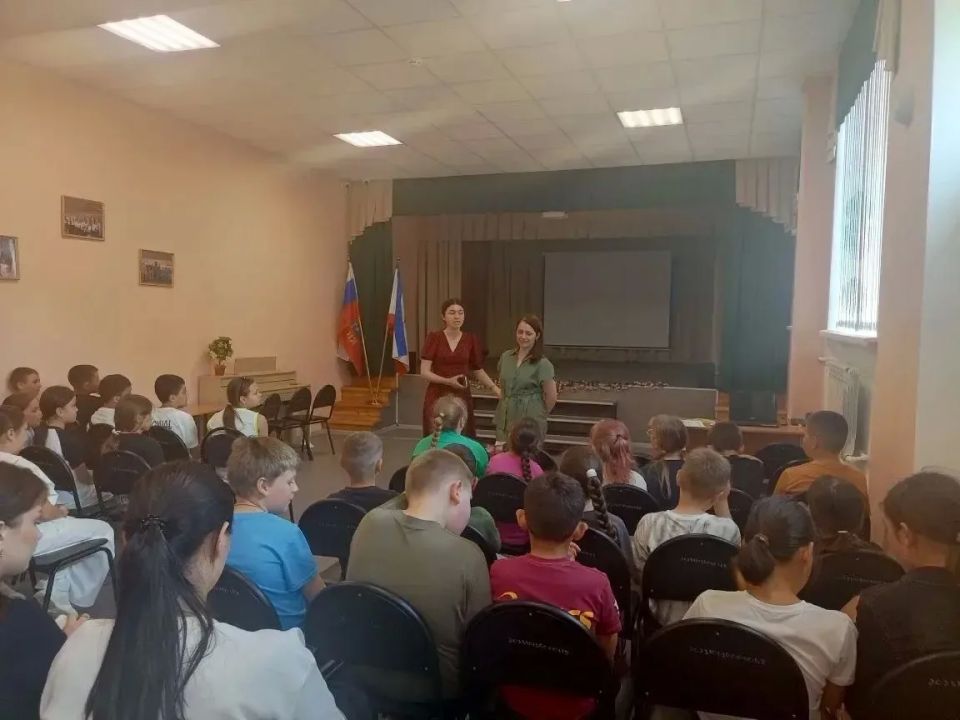 Отделы ЗАГС Республики Крым продолжают цикл лекций для несовершеннолетних под названием «Защита прав детей – дело государственное» Отделы ЗАГС Республики Крым продолжают цикл лекций для несовершеннолетних под названием «Защита прав детей – дело государственное»