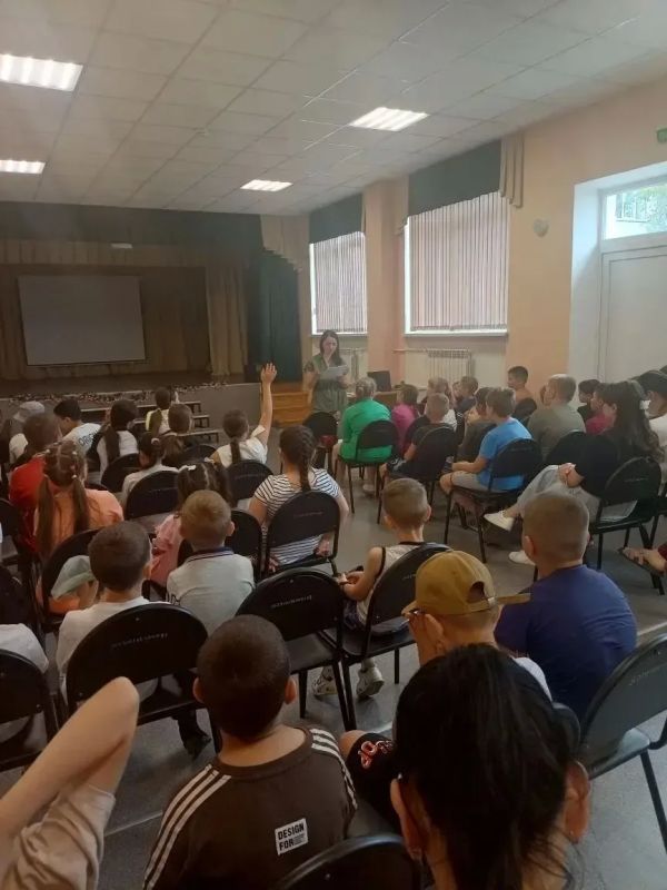 Отделы ЗАГС Республики Крым продолжают цикл лекций для несовершеннолетних под названием «Защита прав детей – дело государственное» Отделы ЗАГС Республики Крым продолжают цикл лекций для несовершеннолетних под названием «Защита прав детей – дело государственное»