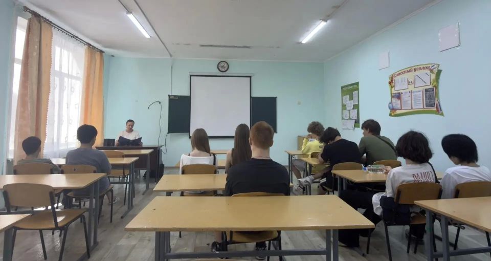 Отделы ЗАГС Республики Крым продолжают цикл лекций для несовершеннолетних под названием «Защита прав детей – дело государственное»