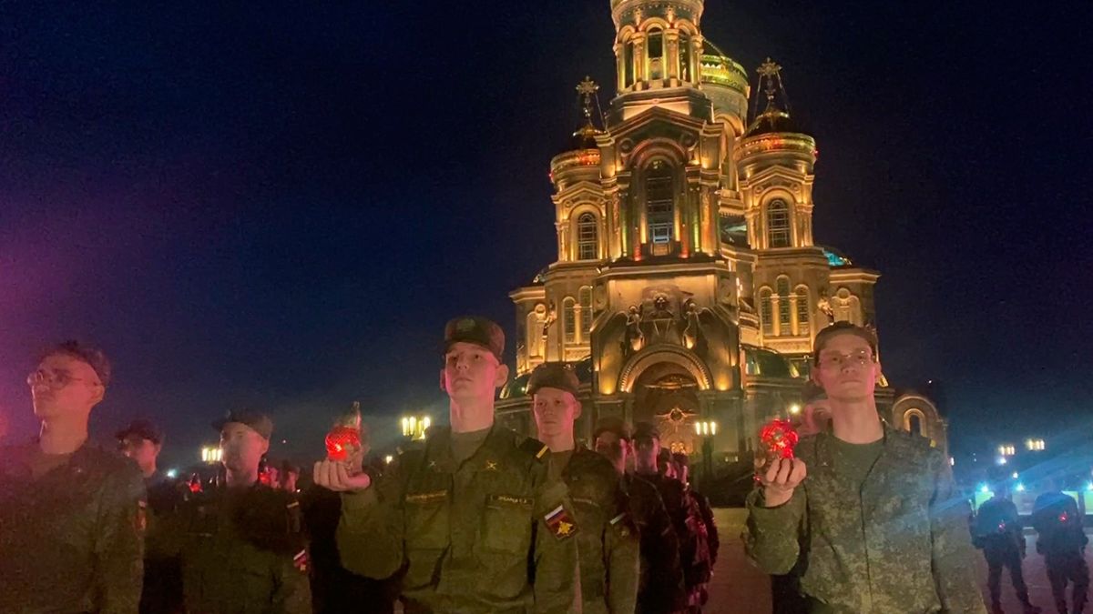Военнослужащие выстроились в число «1418» у Главного храма ВС РФ