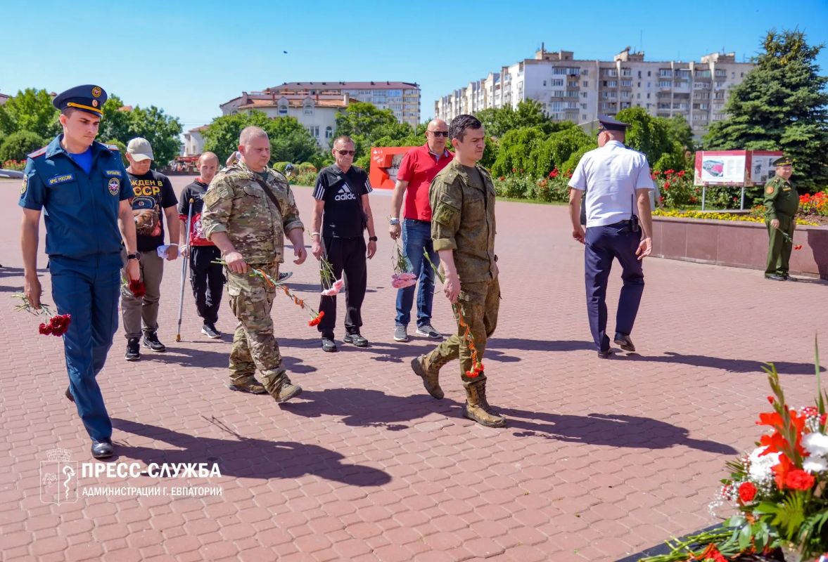 День памяти и скорби: в Евпатории почтили память защитников Родины День памяти и скорби: в Евпатории почтили память защитников Родины