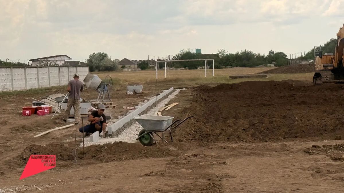 В Амурском Красногвардейского района капитально ремонтируют спортобъект В Амурском Красногвардейского района капитально ремонтируют спортобъект