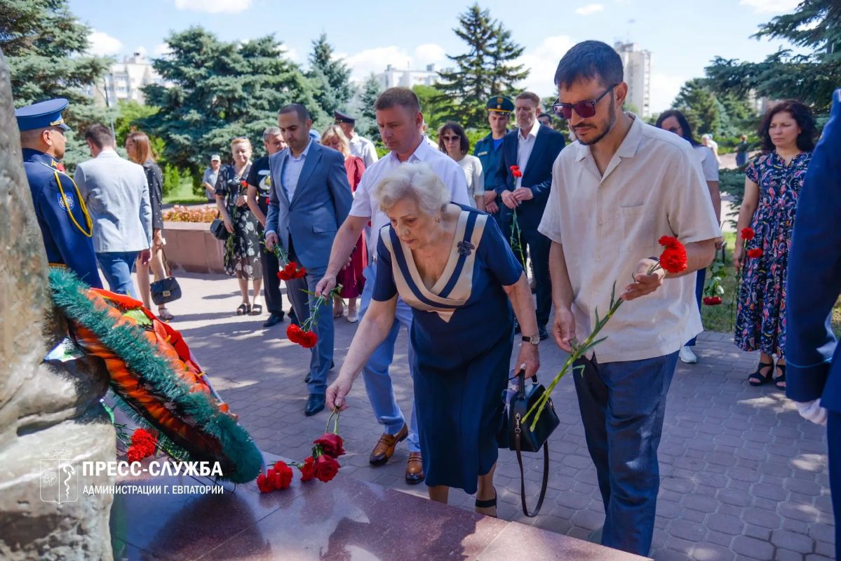 День памяти и скорби: в Евпатории почтили память защитников Родины День памяти и скорби: в Евпатории почтили память защитников Родины