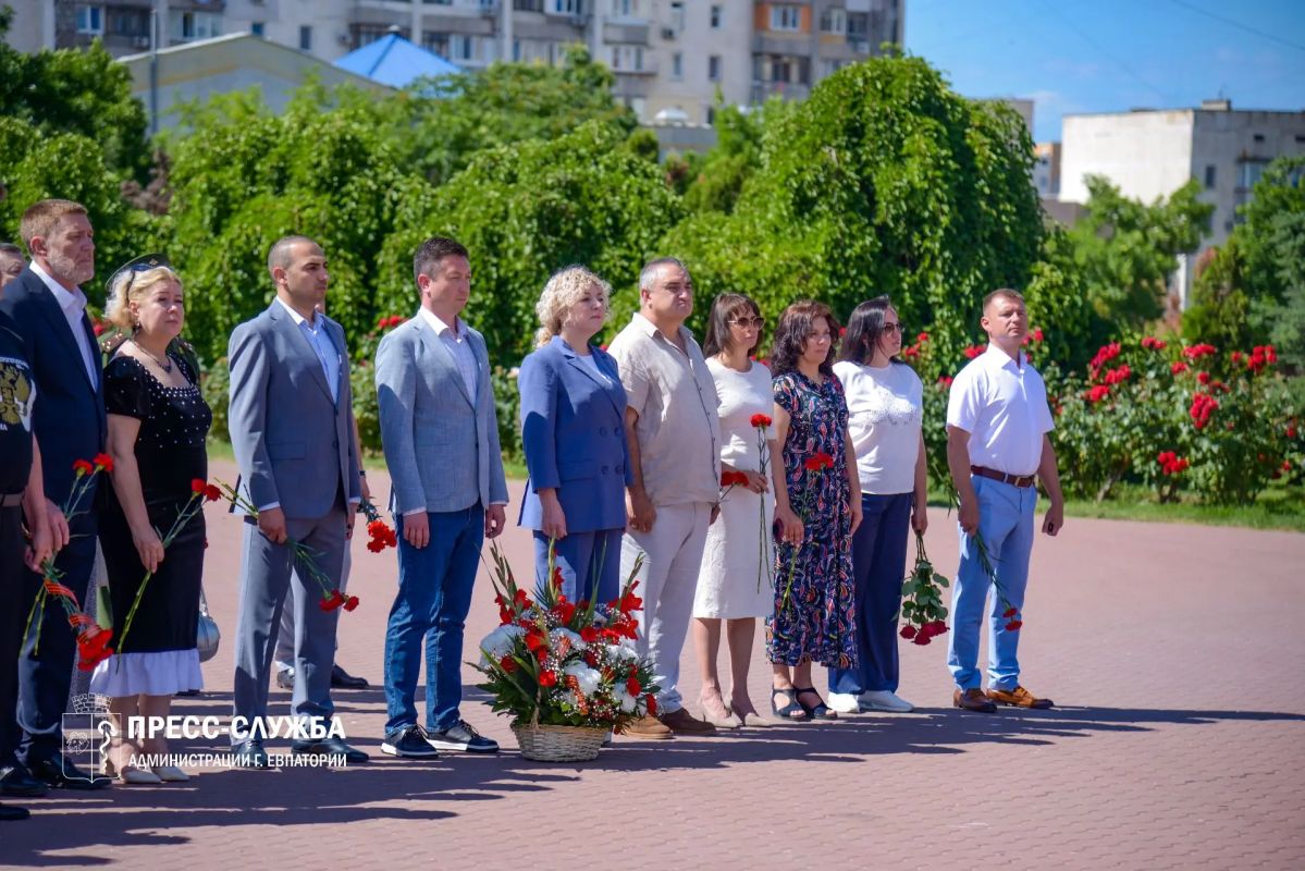День памяти и скорби: в Евпатории почтили память защитников Родины День памяти и скорби: в Евпатории почтили память защитников Родины