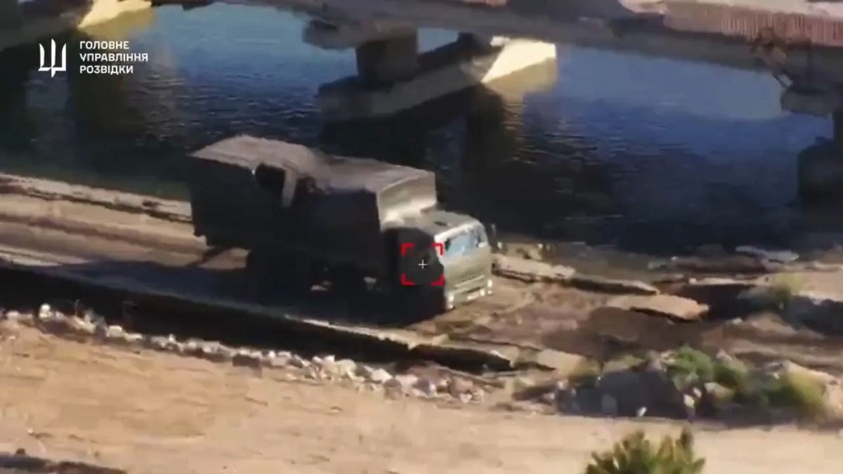 Противник публикует кадры ударов своих дронов-камикадзе RAM-2X по российской логистике, в том числе прямо на понтонах между Крымом и Херсонской областью Противник публикует кадры ударов своих дронов-камикадзе RAM-2X по российской логистике, в том числе прямо на понтонах между Крымом и Херсонской областью