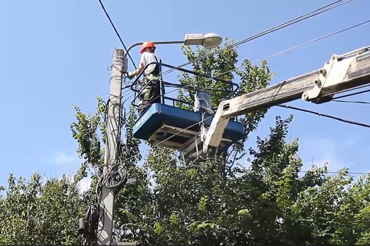 В Симферополе продолжается восстановление уличного освещения