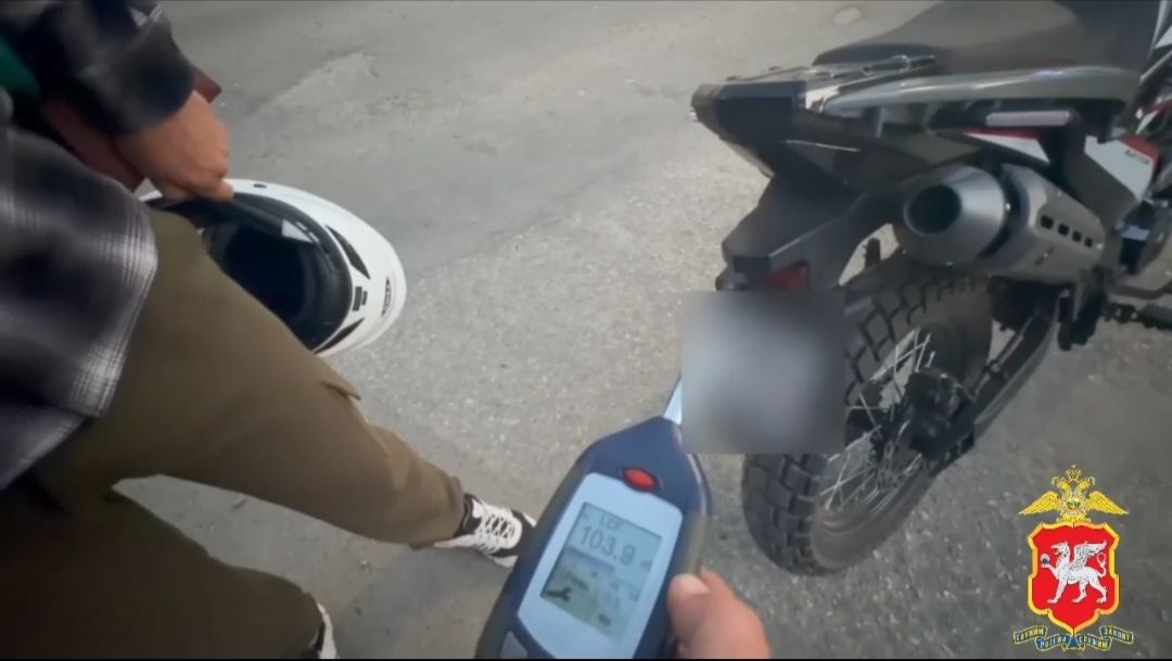 В Евпатории наказали двух водителей за превышение допустимого уровня шума авто