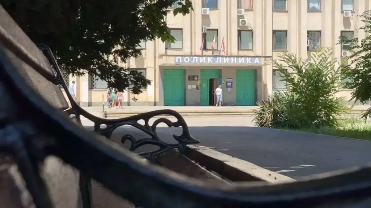 Иван Кошель: У поликлиники №3 ГБУЗ РК «Керченская городская больница №3» сотрудниками Службы городского хозяйства установлены две скамейки