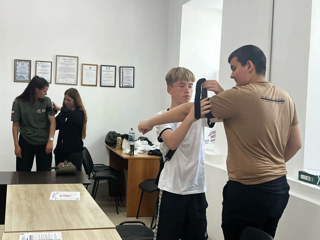 В Севастополе полицейские и волонтеры рассказали о преимуществах ЗОЖ и обучили молодежь навыкам первой помощи в рамках акции «Время НЕзависимых» В Севастополе полицейские и волонтеры рассказали о преимуществах ЗОЖ и обучили молодежь навыкам первой помощи в рамках акции «Время НЕзависимых»