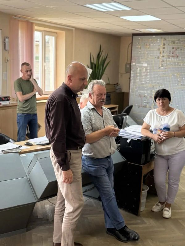 В ходе рабочего визита в Советский РЭС глава администрации Советского района Александр Харламов с председателем Советского районного совета Викторией Грицай и начальником электросетей Германом Зайцевым провели обсуждение...