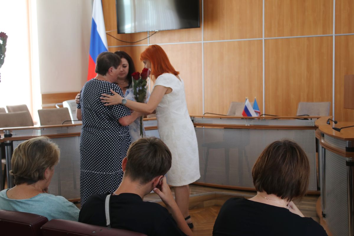 Семьям погибших участников СВО передали государственные награды героев Семьям погибших участников СВО передали государственные награды героев