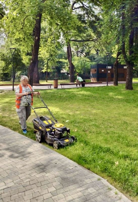 Зелёные уголки Симферополя: ежедневный уход и забота Зелёные уголки Симферополя: ежедневный уход и забота