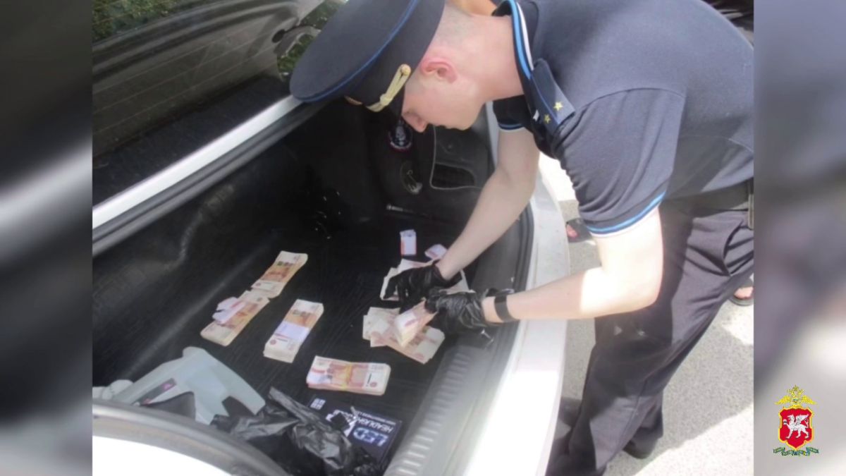 Крымские полицейские вернули пенсионеру 2,4 млн рублей, которые у него забрал посыльный аферистов