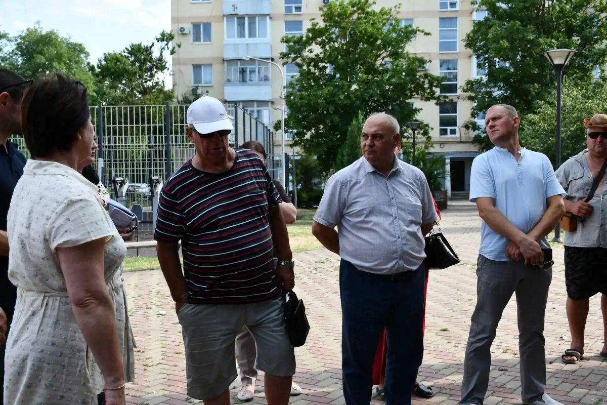Василий Грабован: Вместе с коллегами, депутатом ГС РК Оксаной Сацик, председателем районного совета Ольгой Петровой провели встречу с жителями МКД на ул. Б. Хмельницкого, Спортивной, 50 лет Октября Василий Грабован: Вместе с коллегами, депутатом ГС РК Оксаной Сацик, председателем районного совета Ольгой Петровой провели встречу с жителями МКД на ул. Б. Хмельницкого, Спортивной, 50 лет Октября